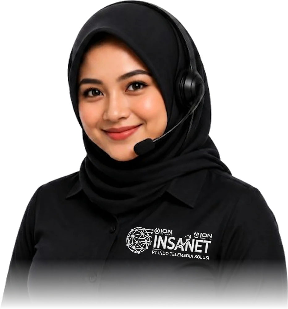 Petugas layanan pelanggan Insanet berhijab dan mengenakan headset, tersenyum