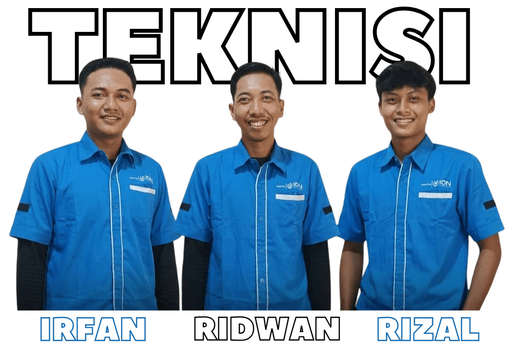 Tiga staf Laki laki berseragam biru
