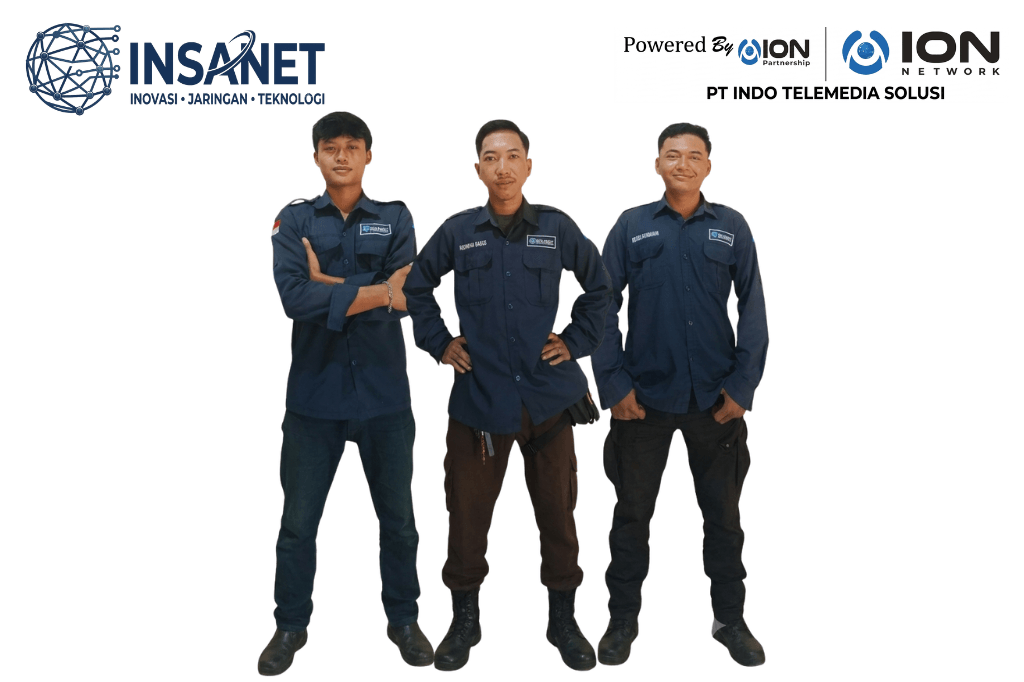 Tiga teknisi laki-laki berseragam Hitam INSANET : Rizal, Ridwan, dan Irfan